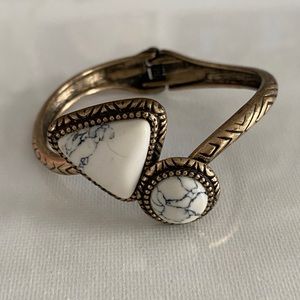 Cold bracelet with marble detail